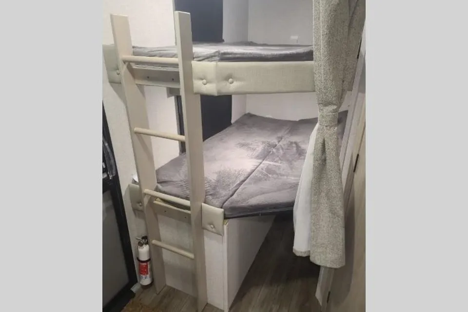 [02] Stress Free RVs - 2022 - XL - KING Size Bunkhouse