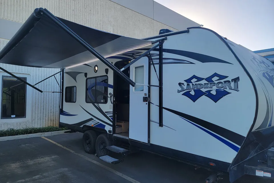 Mark's Pacific Coachworks 20EX Toy Hauler