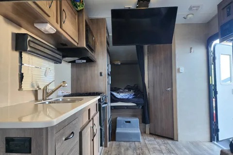 Mark's Pacific Coachworks 20EX Toy Hauler