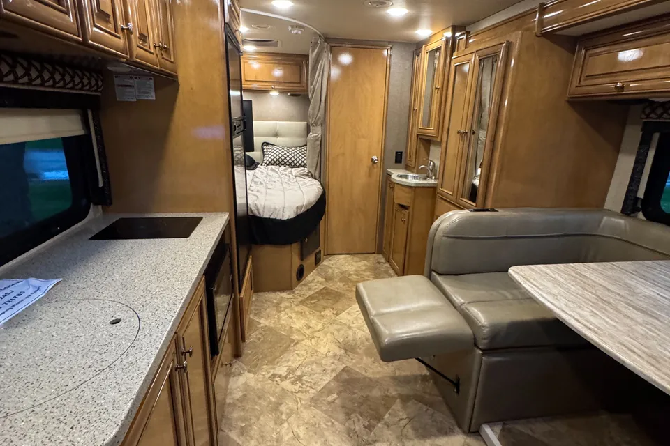 Arthur 's Thor Motor Coach Siesta Class C