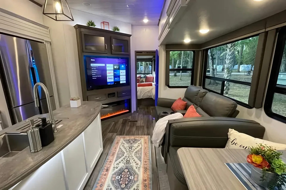 AMAZING RV - Must See 2BR! (Delivery Available)