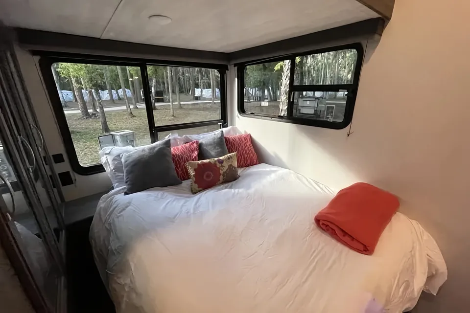 AMAZING RV - Must See 2BR! (Delivery Available)