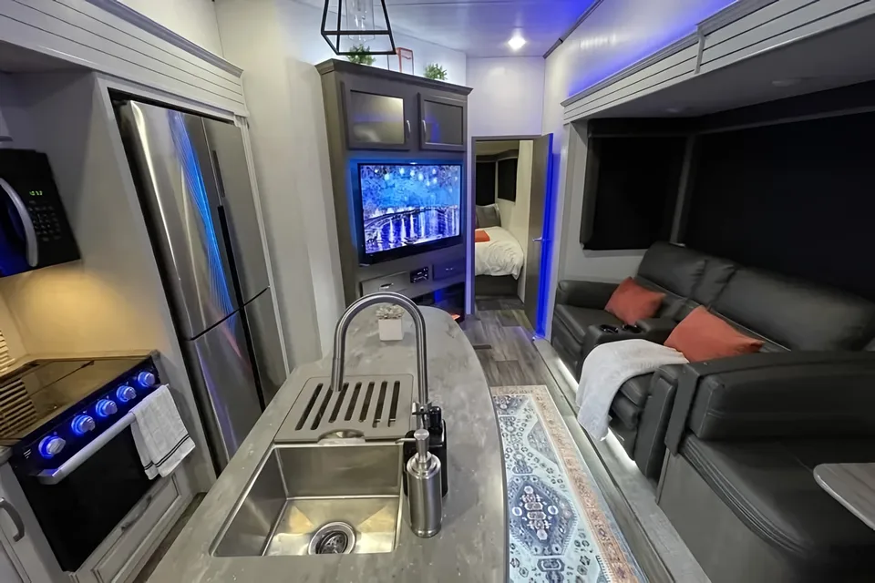 AMAZING RV - Must See 2BR! (Delivery Available)