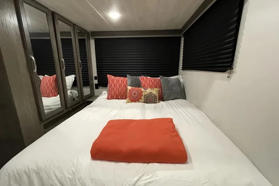 AMAZING RV - Must See 2BR! (Delivery Available)
