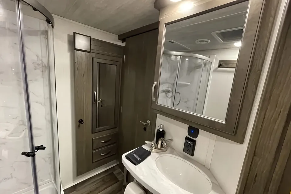 AMAZING RV - Must See 2BR! (Delivery Available)