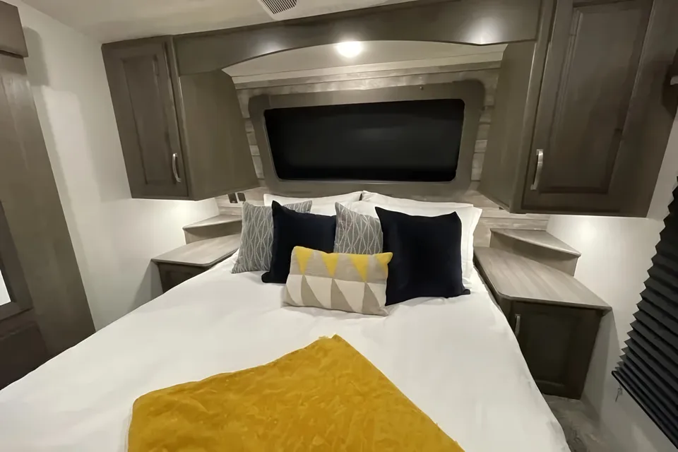 AMAZING RV - Must See 2BR! (Delivery Available)