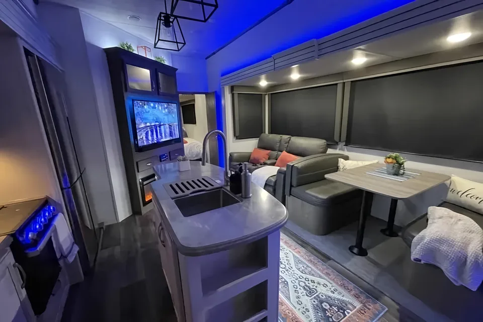 AMAZING RV - Must See 2BR! (Delivery Available)