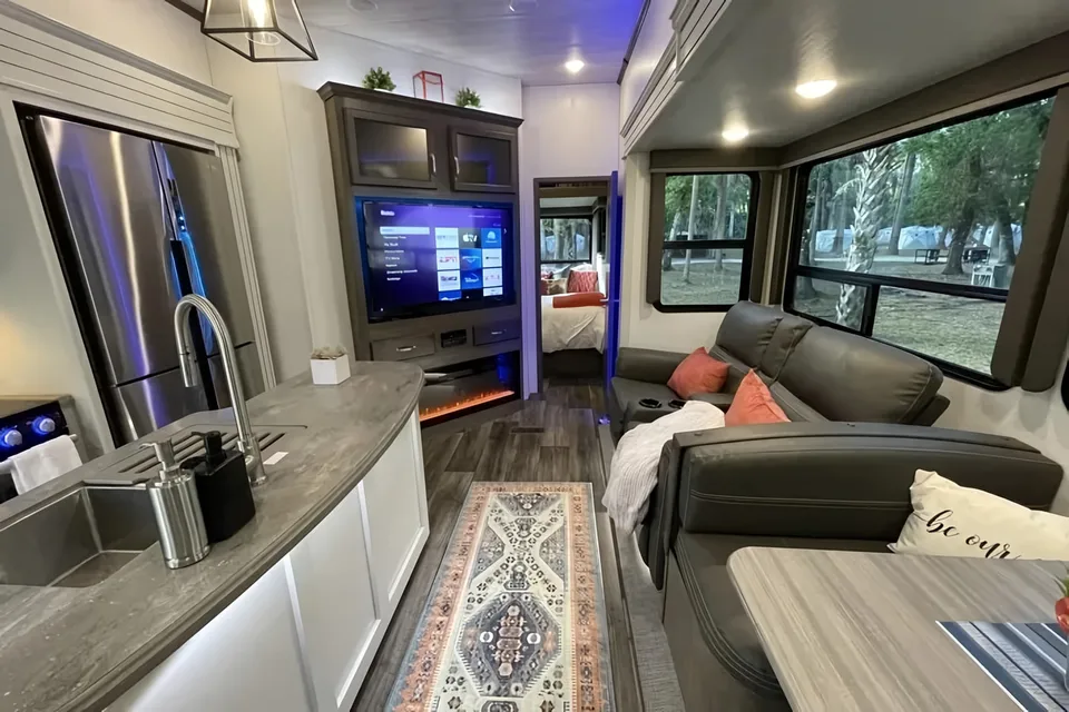 AMAZING RV - Must See 2BR! (Delivery Available)