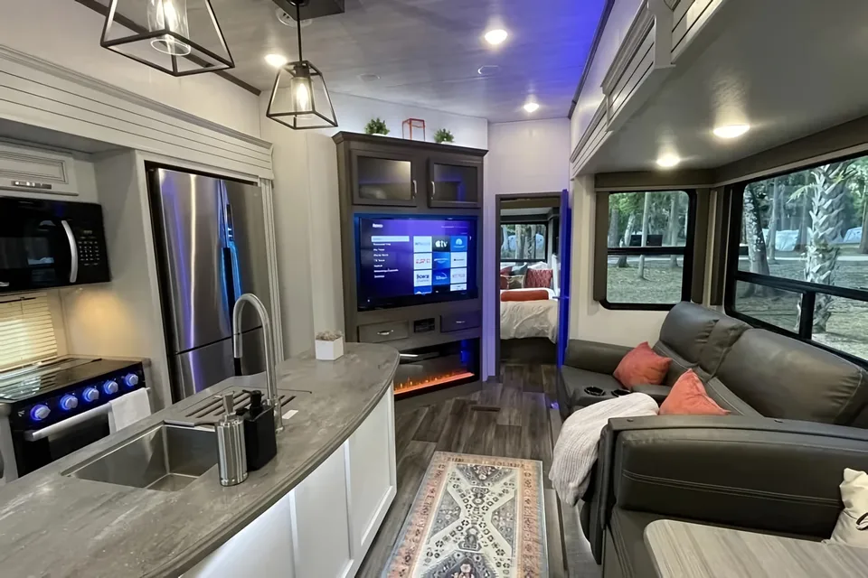 AMAZING RV - Must See 2BR! (Delivery Available)