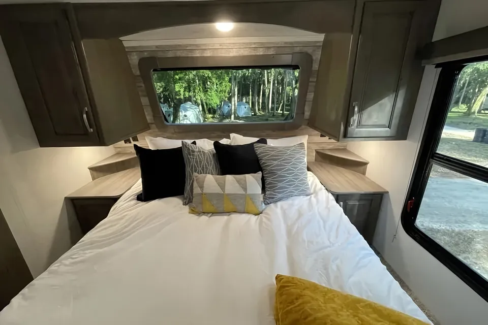 AMAZING RV - Must See 2BR! (Delivery Available)