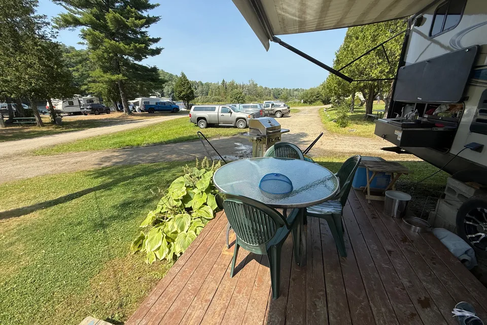 Prêt à camper au bord de la plage