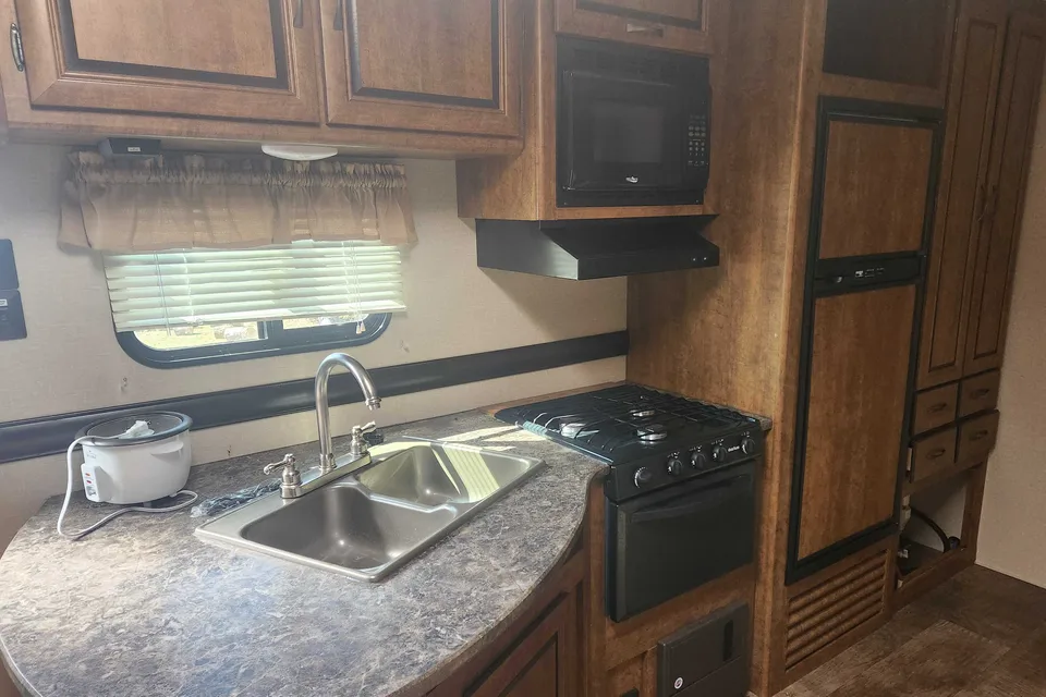 Jeremy's Zinger 25RB Travel Trailer