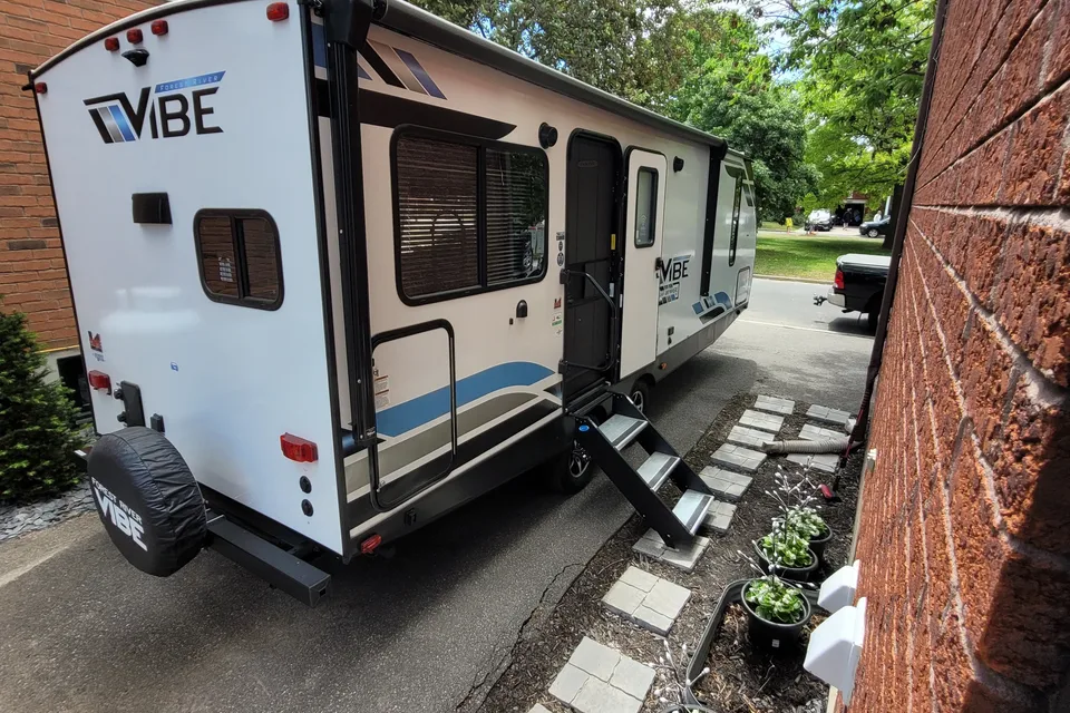 Michelle's 30" Vibe 25RK Travel Trailer