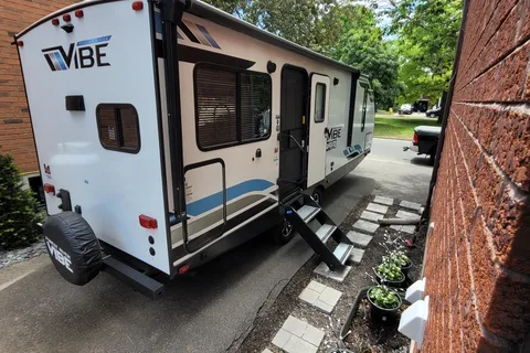 Michelle's 30" Vibe 25RK Travel Trailer