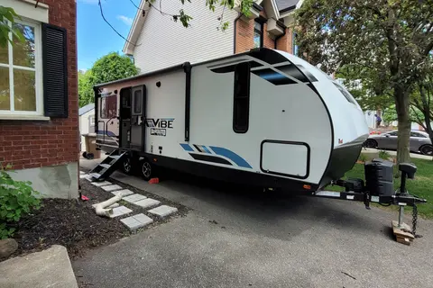 Michelle's 30" Vibe 25RK Travel Trailer