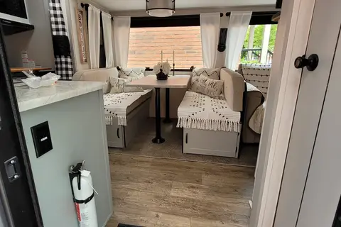 Michelle's 30" Vibe 25RK Travel Trailer