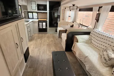 Michelle's 30" Vibe 25RK Travel Trailer