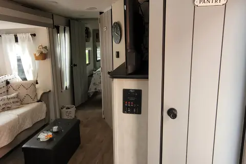 Michelle's 30" Vibe 25RK Travel Trailer
