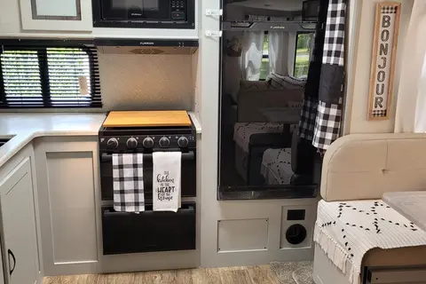 Michelle's 30" Vibe 25RK Travel Trailer
