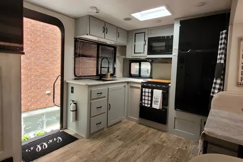 Michelle's 30" Vibe 25RK Travel Trailer