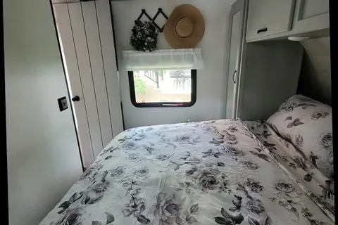 Michelle's 30" Vibe 25RK Travel Trailer