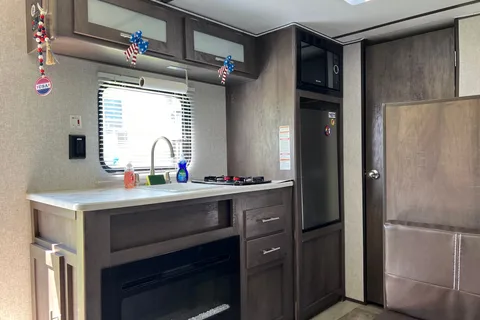PJ's Coleman 17b Travel Trailer