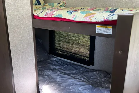 PJ's Coleman 17b Travel Trailer