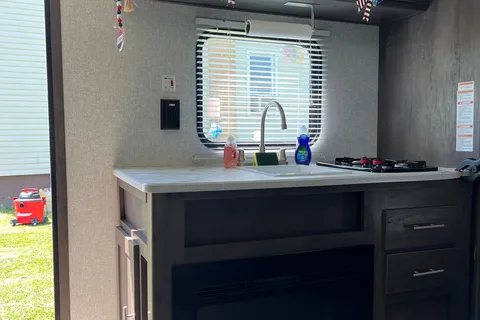 PJ's Coleman 17b Travel Trailer