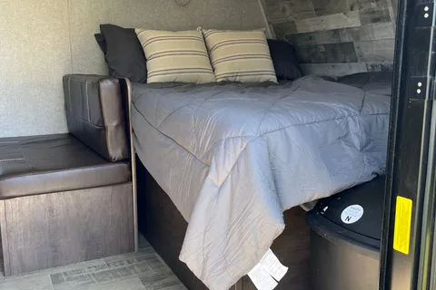 PJ's Coleman 17b Travel Trailer