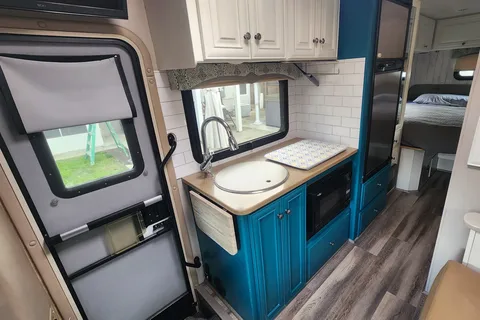 Marco & Gina's Luxury Mercedes-Benz RV Rental (Diesel) 