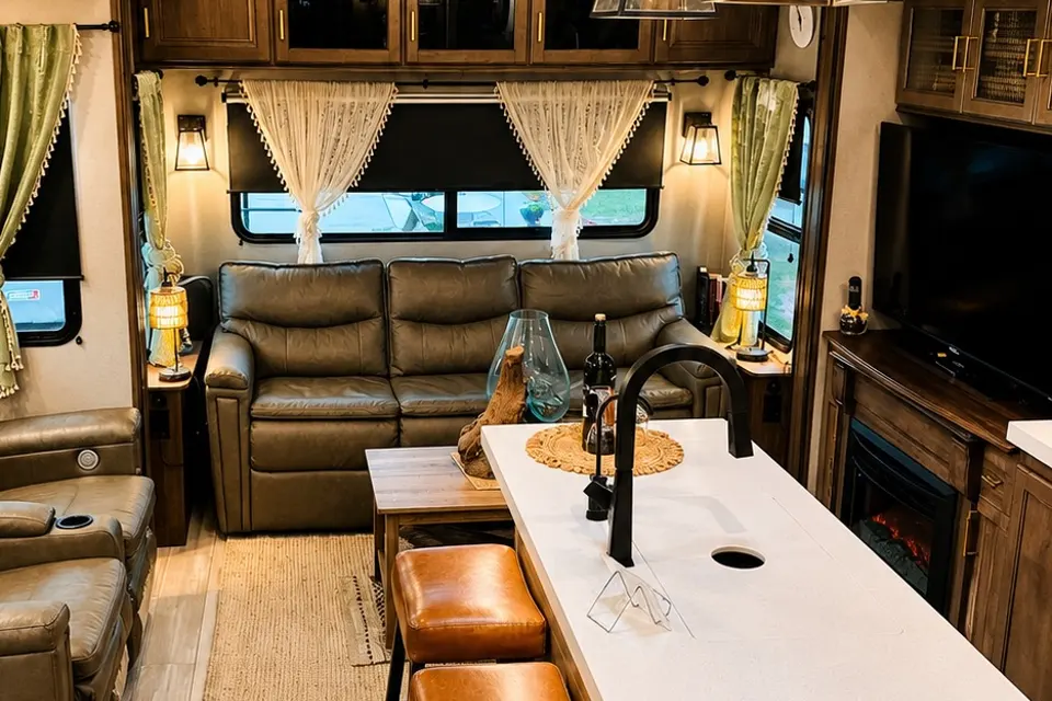 Crabby paddy glamping! Resort pool and 5 minutes to the beach!