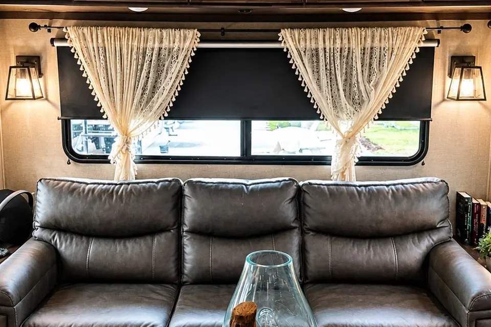 Crabby paddy glamping! Resort pool and 5 minutes to the beach!
