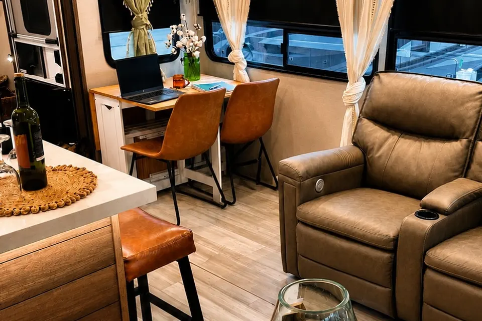 Crabby paddy glamping! Resort pool and 5 minutes to the beach!