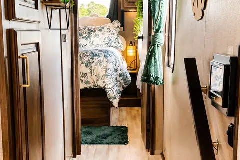 Crabby paddy glamping! Resort pool and 5 minutes to the beach!