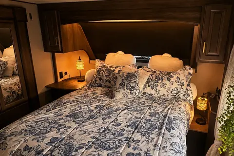 Crabby paddy glamping! Resort pool and 5 minutes to the beach!