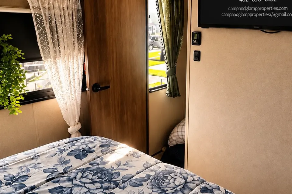 Crabby paddy glamping! Resort pool and 5 minutes to the beach!