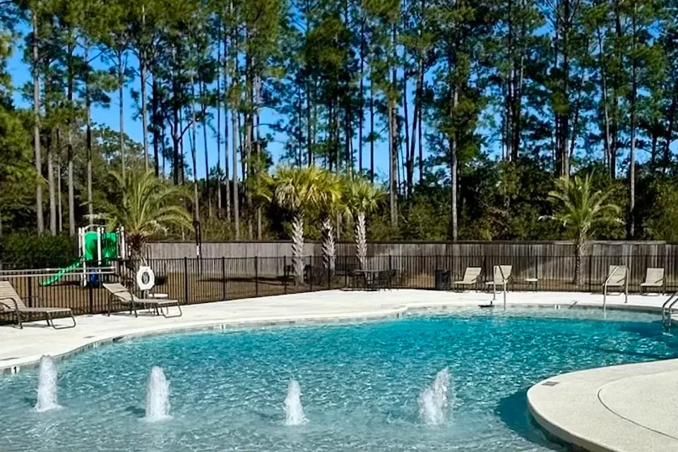 Crabby paddy glamping! Resort pool and 5 minutes to the beach!
