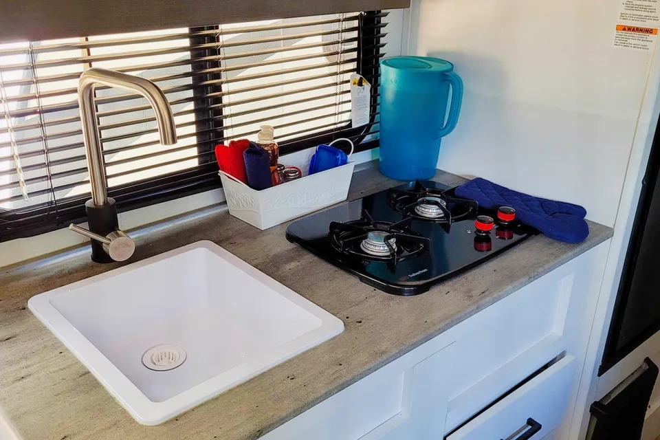 South Tejas RV Rentals-Hideout 