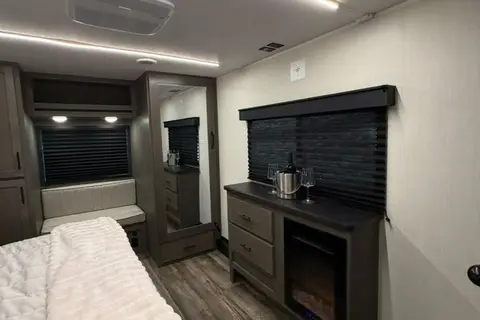 CL41 Forest River ARCTIC WOLF SUITE 3750SUITE Fifth Wheel