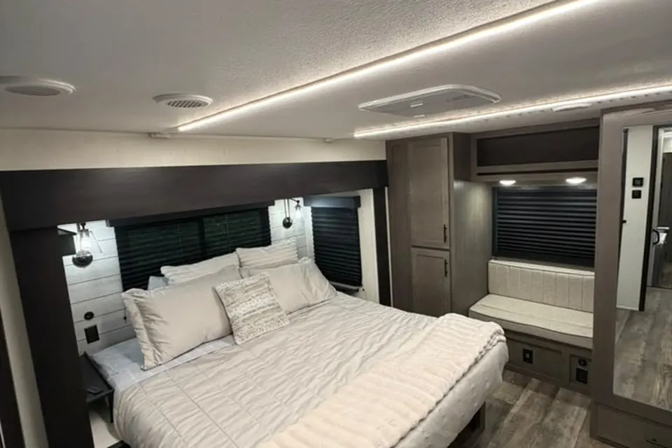 CL41 Forest River ARCTIC WOLF SUITE 3750SUITE Fifth Wheel