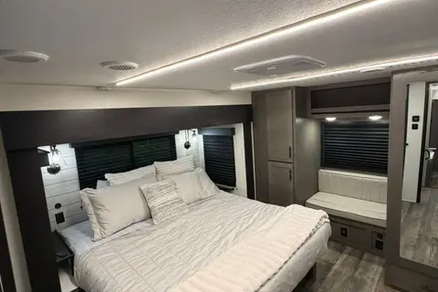 CL41 Forest River ARCTIC WOLF SUITE 3750SUITE Fifth Wheel