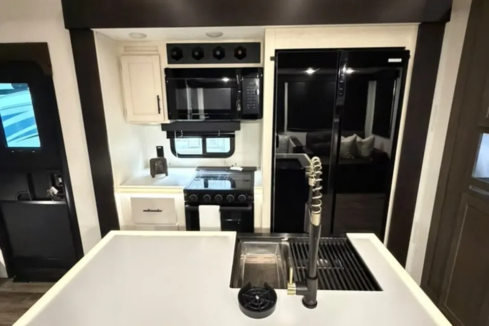 CL41 Forest River ARCTIC WOLF SUITE 3750SUITE Fifth Wheel