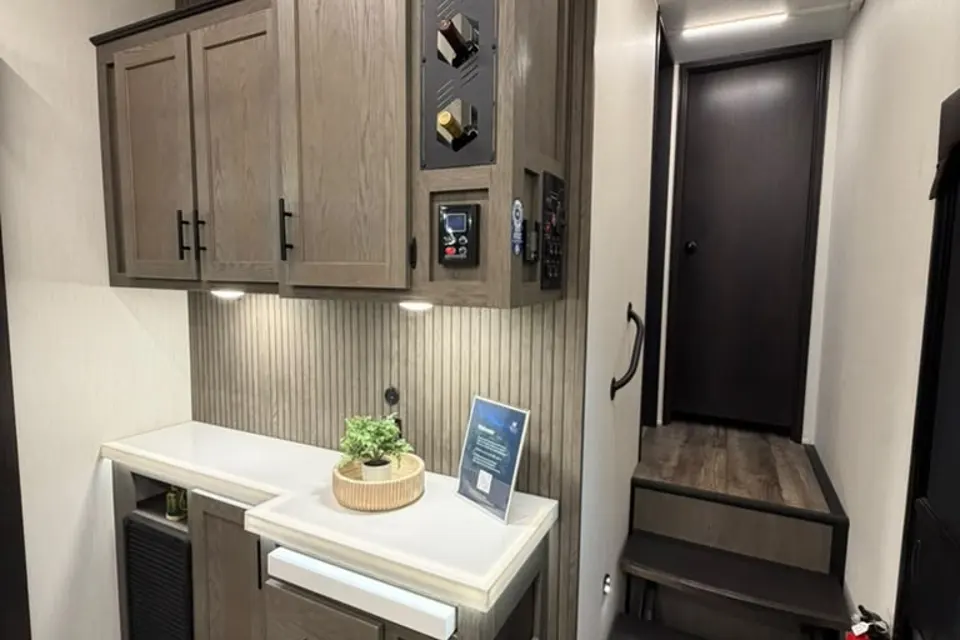 CL41 Forest River ARCTIC WOLF SUITE 3750SUITE Fifth Wheel