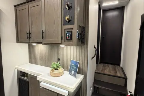 CL41 Forest River ARCTIC WOLF SUITE 3750SUITE Fifth Wheel