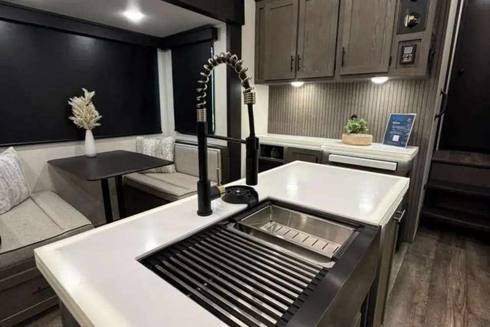 CL41 Forest River ARCTIC WOLF SUITE 3750SUITE Fifth Wheel
