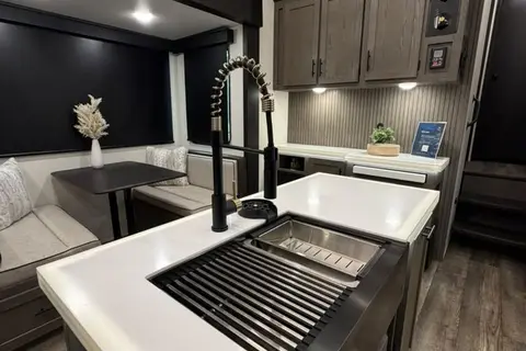 CL41 Forest River ARCTIC WOLF SUITE 3750SUITE Fifth Wheel