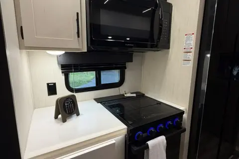 CL41 Forest River ARCTIC WOLF SUITE 3750SUITE Fifth Wheel