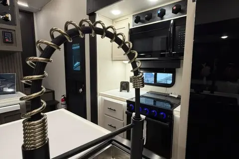 CL41 Forest River ARCTIC WOLF SUITE 3750SUITE Fifth Wheel