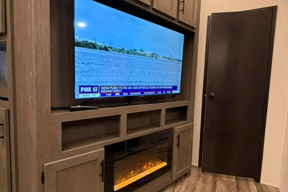 CL41 Forest River ARCTIC WOLF SUITE 3750SUITE Fifth Wheel