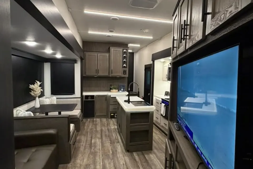 CL41 Forest River ARCTIC WOLF SUITE 3750SUITE Fifth Wheel